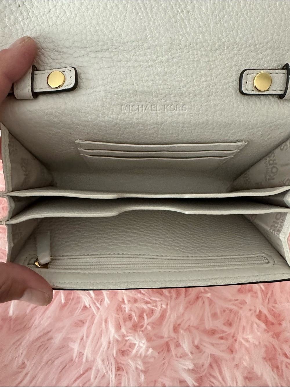 Michael Kors Ivory Pebble Leather Shoulder Crossbody with Goldtone Logo & Chain - Picture 4 of 7